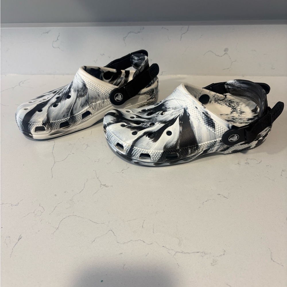 Womans Black and White Crocs tie-dye Sandals